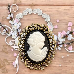 Vintage Style Cameo Brooch